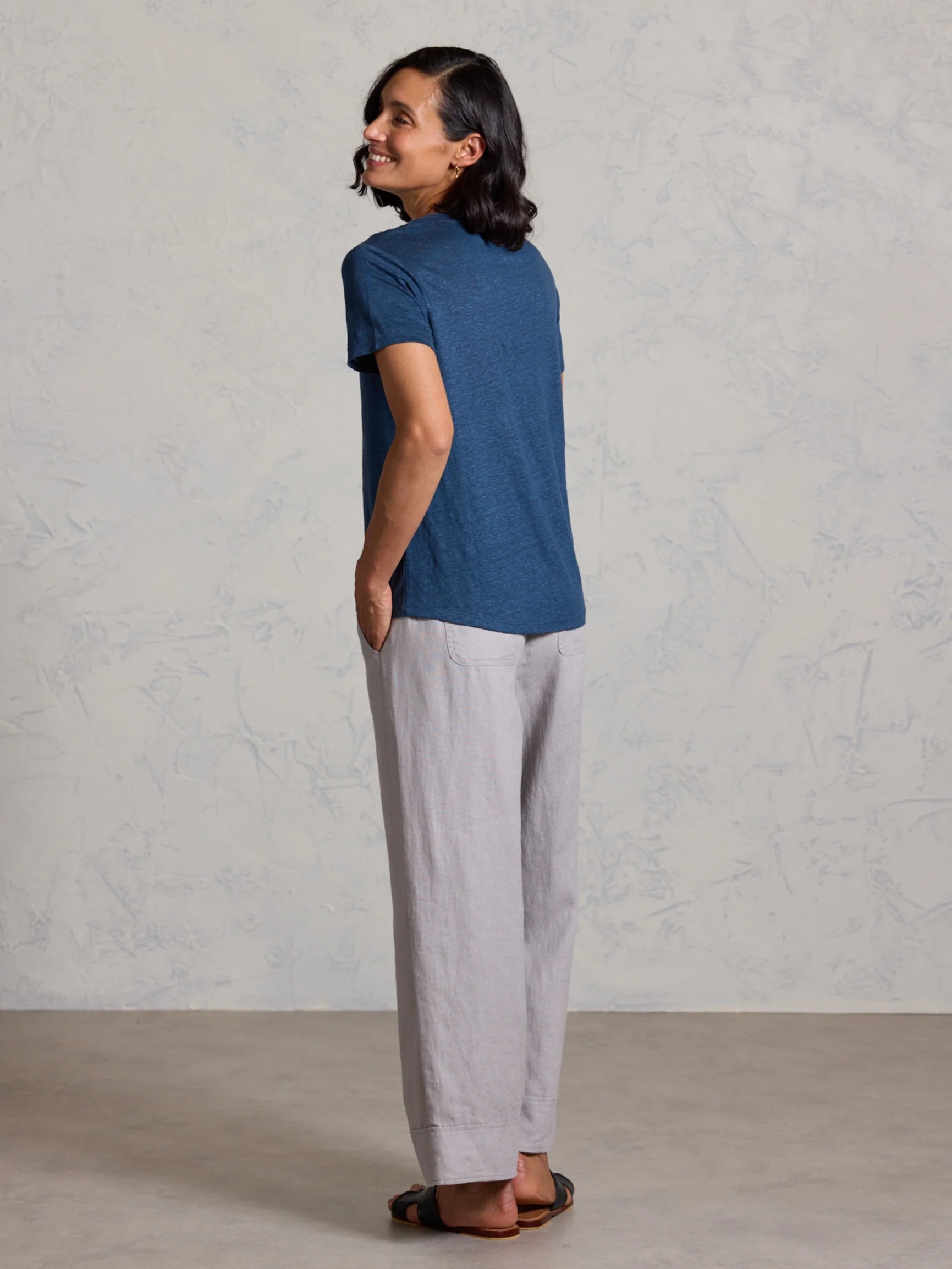 Clovelly French Linen T-Shirt Navy - Image 5